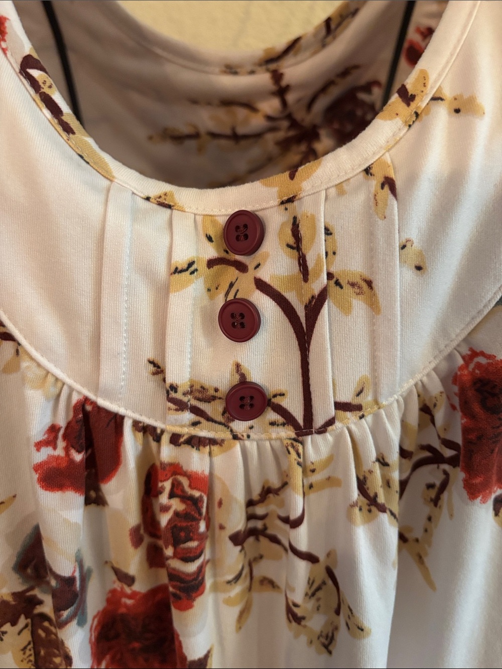 Women’s White Floral Short-Sleeve Tunic Top - Red Rose Print - Picture 2 of 8